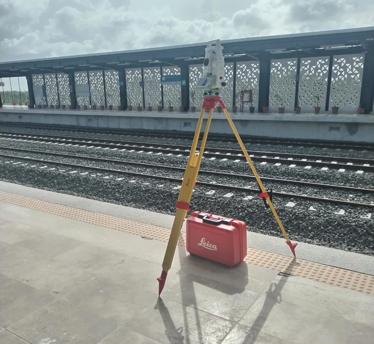 Equipo de topógrafos de Topografía Lozada realizando mediciones en campo con estación total