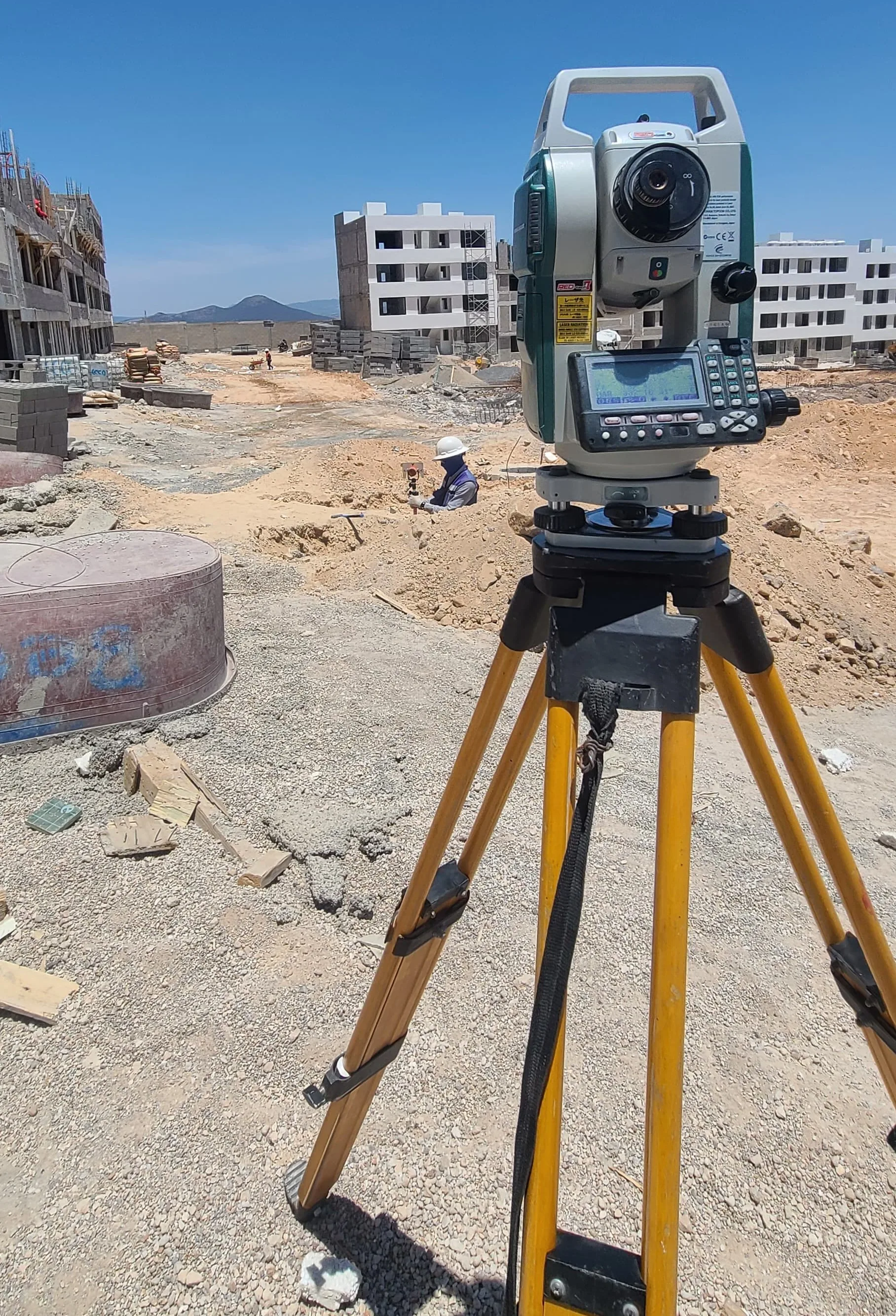 Equipo de topógrafos trabajando en levantamiento de terreno