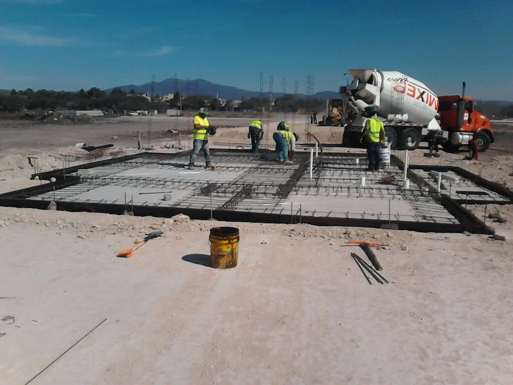 Supervisor topográfico revisando planos en obra civil en Querétaro