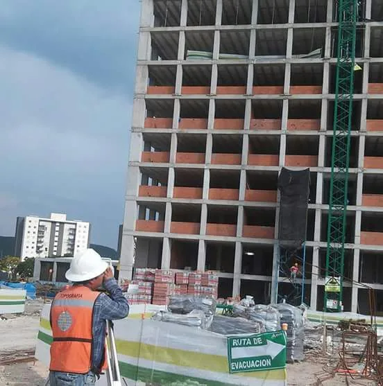 Equipo de topógrafos trabajando en vía férrea con estación total Leica en Querétaro