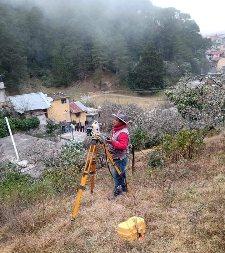 Equipo de Topografía Lozada trabajando en campo